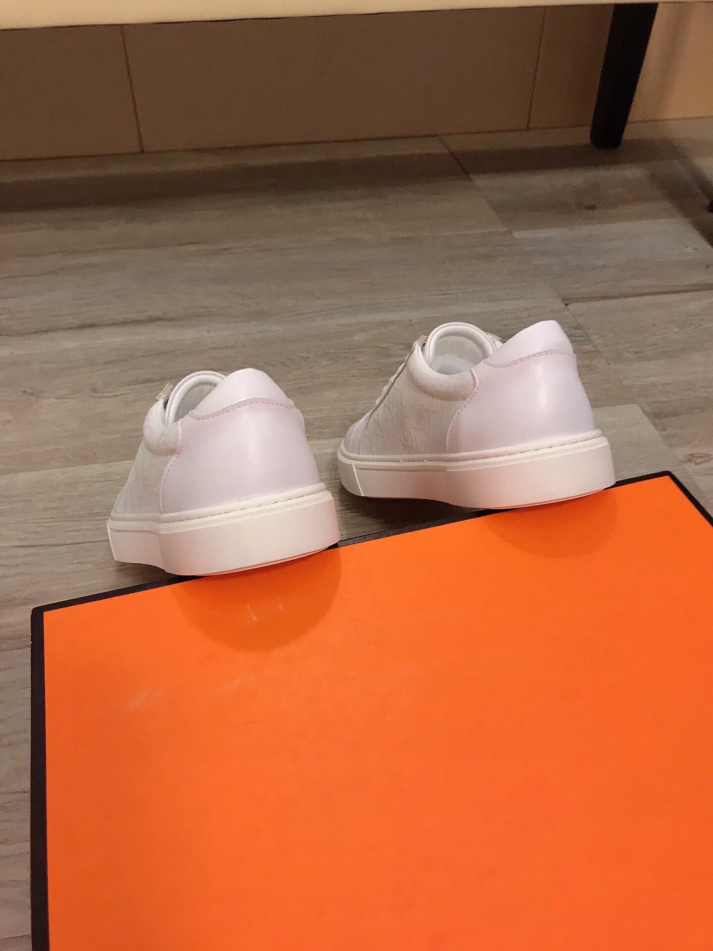 Factory price 360 ​​◾️▫【Dior】Dior's new high-end boutique, men's fashionable casual shoes, quite distinctive. The upper is made of imported soft cowhide + brand-specific embossing, which shows the design style. The genuine leather lining makes the foot feel soft and comfortable. The original wear-resistant special outsole is a must-have item for trendy men! Size: 38-44